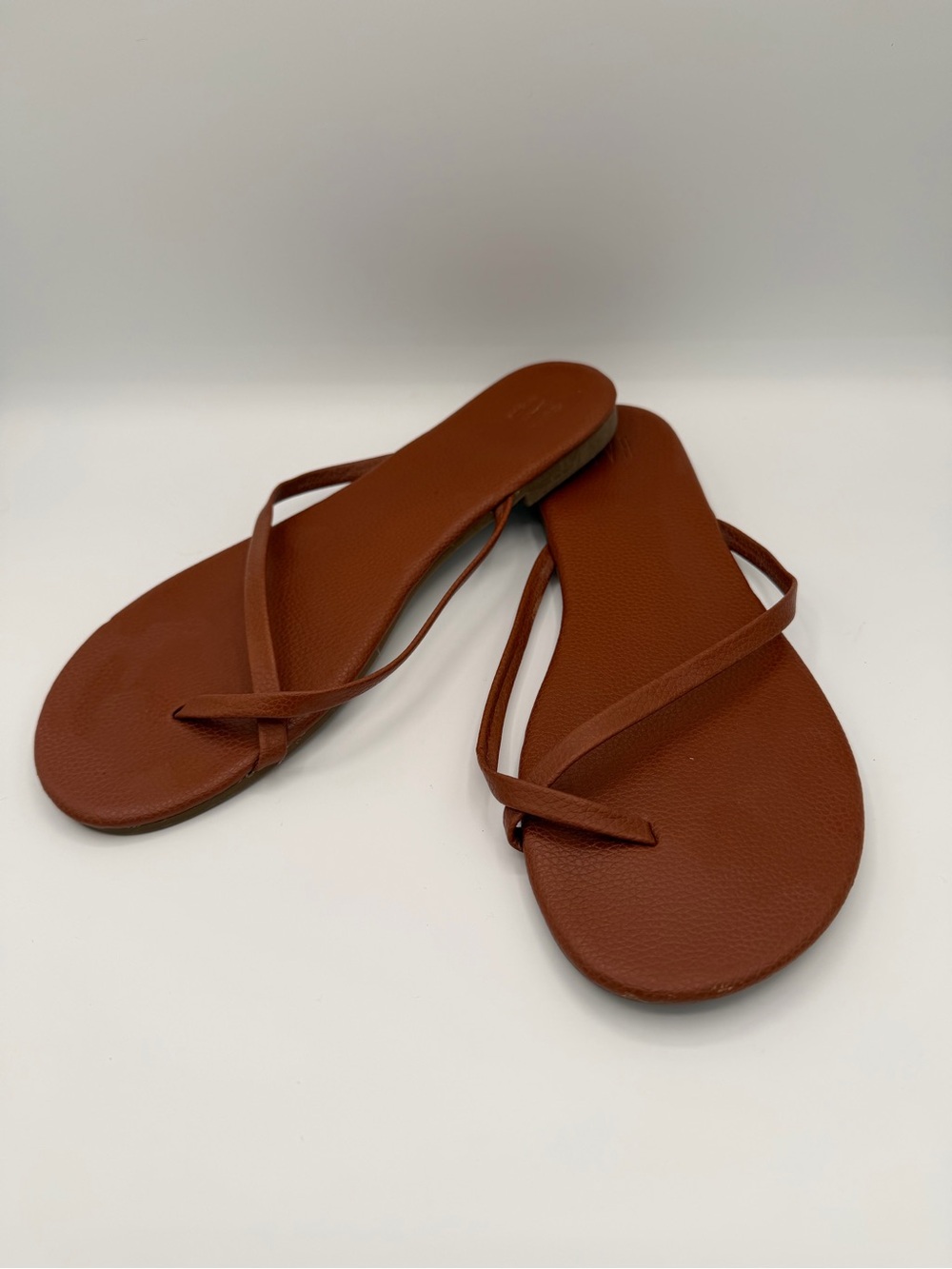 Gap Women’s Minimal Leather Flip Sandals in Cognac Brown